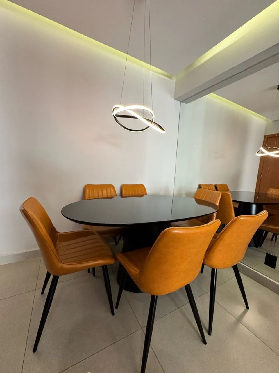 Conjunto mesa oval com 6 cadeiras