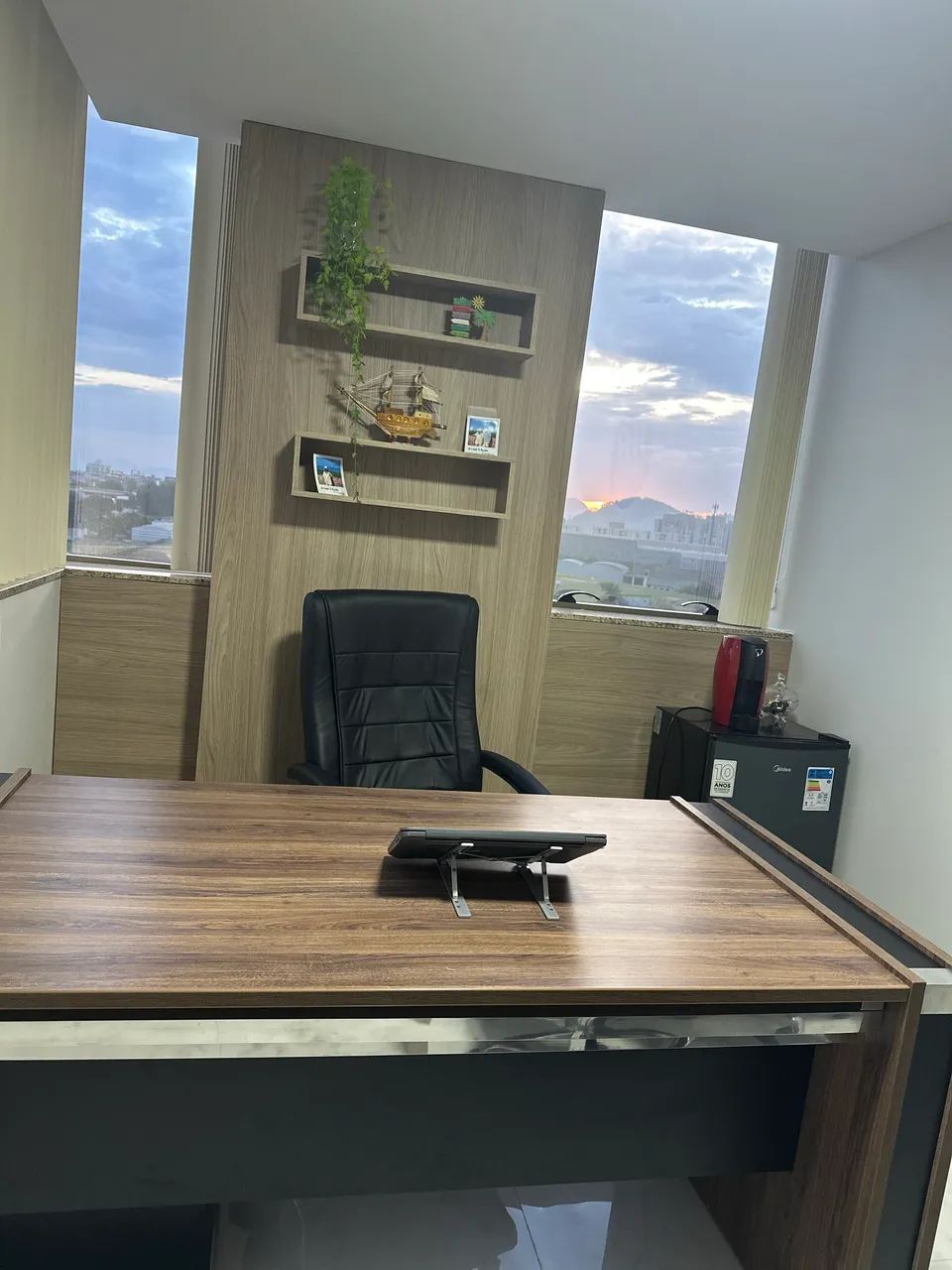 Móveis de escritório, mesa e armário