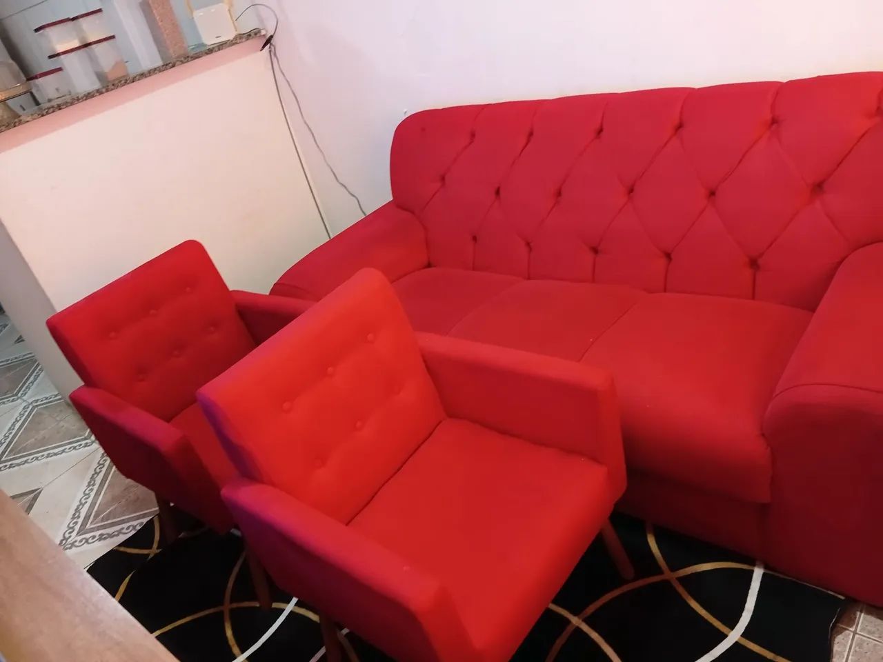Um sofa di 3 lugares e protonas 