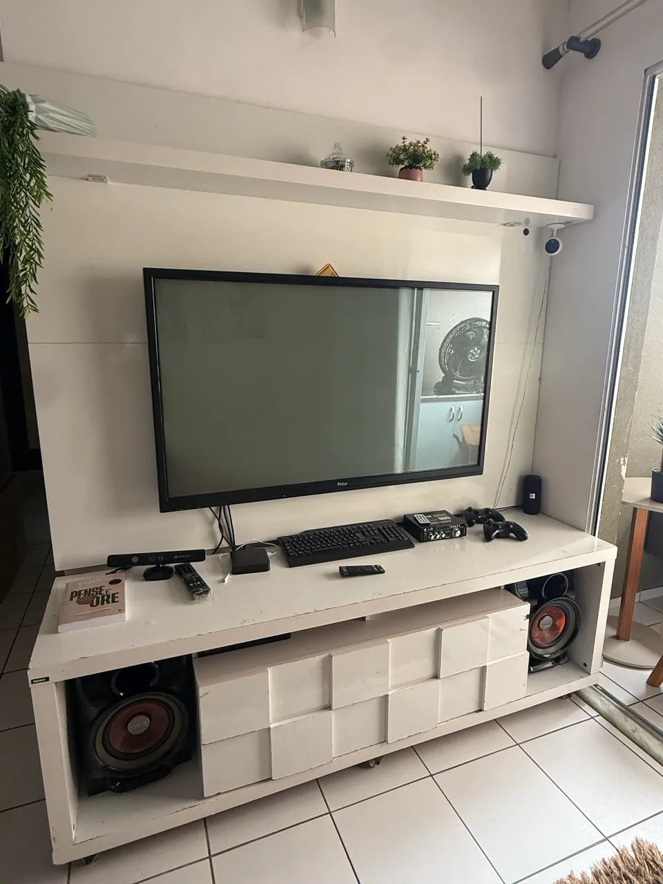 Painel de led com rack para sala 