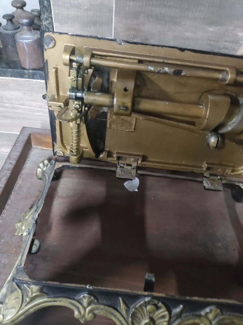 Máquina de costura antiga. - Foto 5