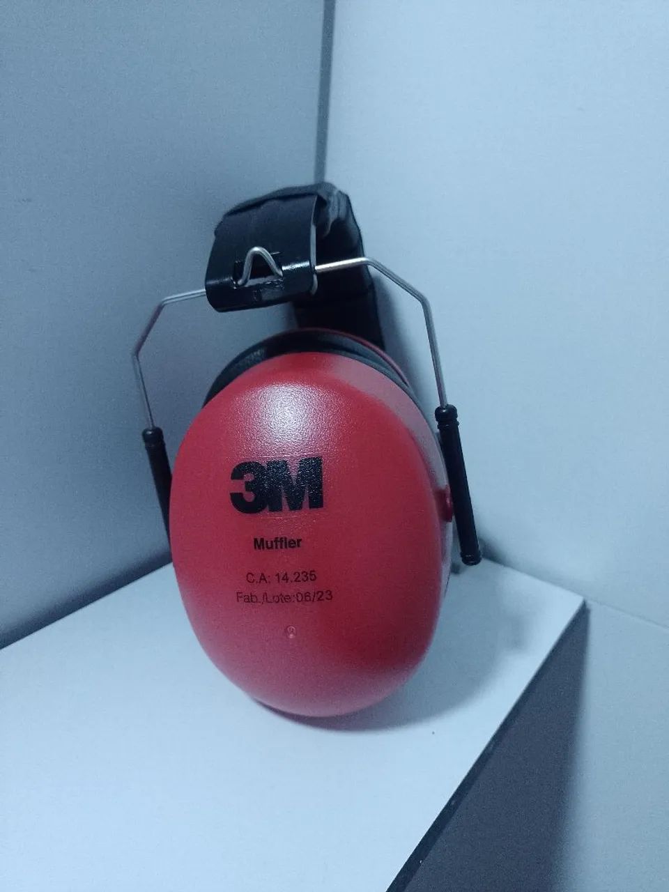 Abafador de ruído tipo concha da marca 3M,
