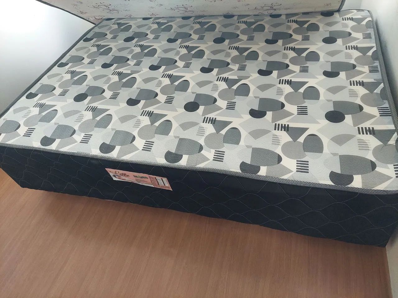 Vendo cama de casal base com colchão macio em anexo.  - Foto 2