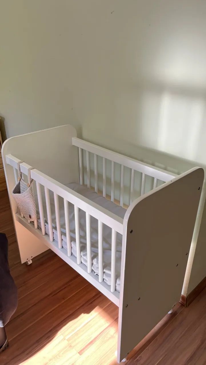 mini berço branco com colchonete