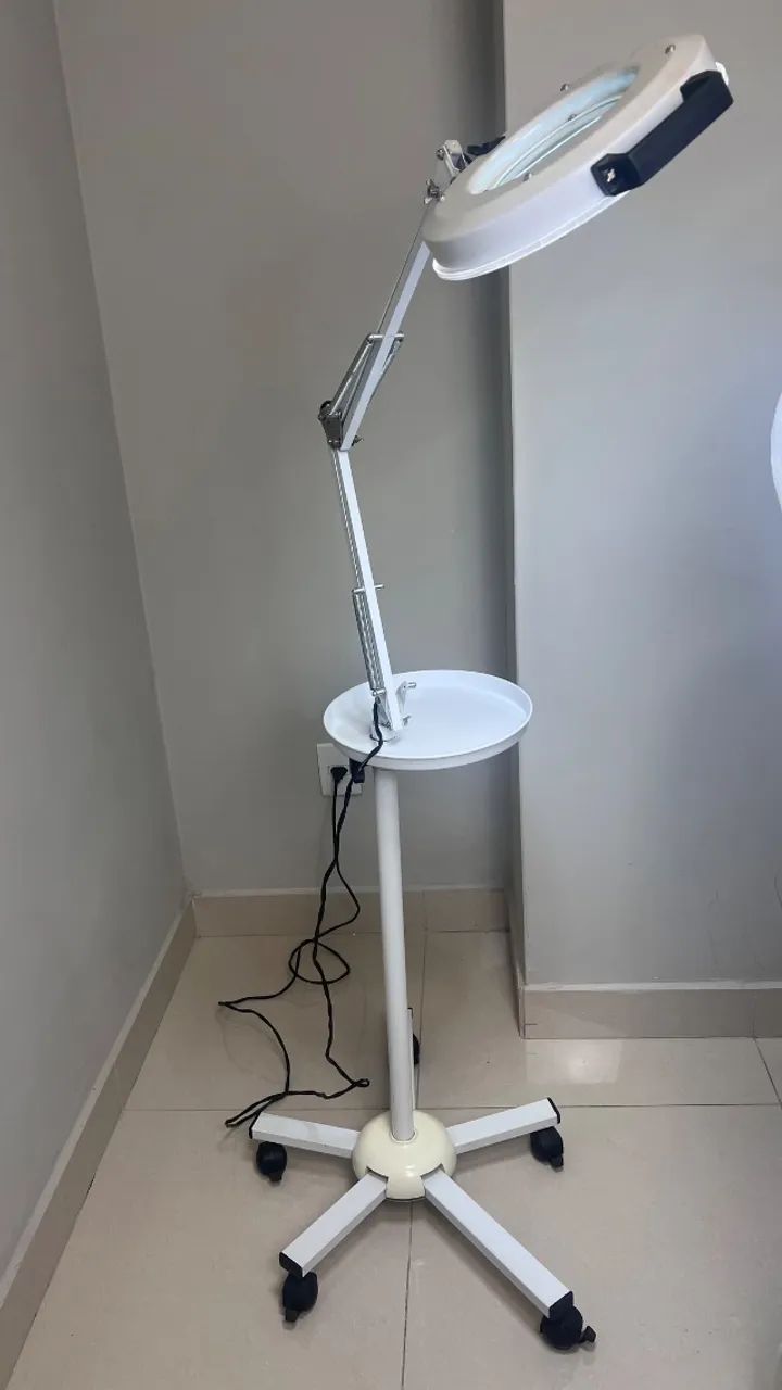 Lupa com iluminação LED com tripé 