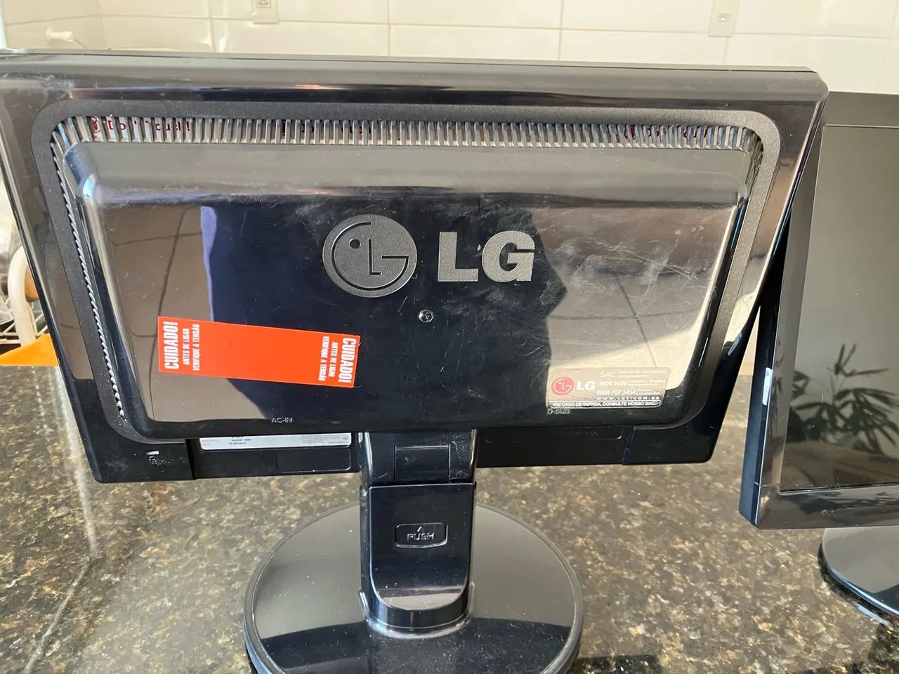 Vendo 2 monitores: LG e Aoc - Foto 2