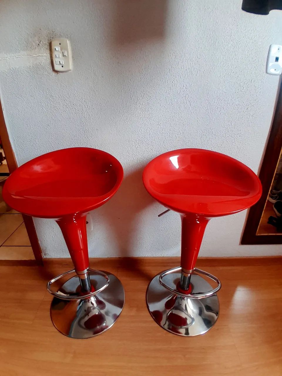 Vendo 2 Banquetas bar vermelhas - Foto 2