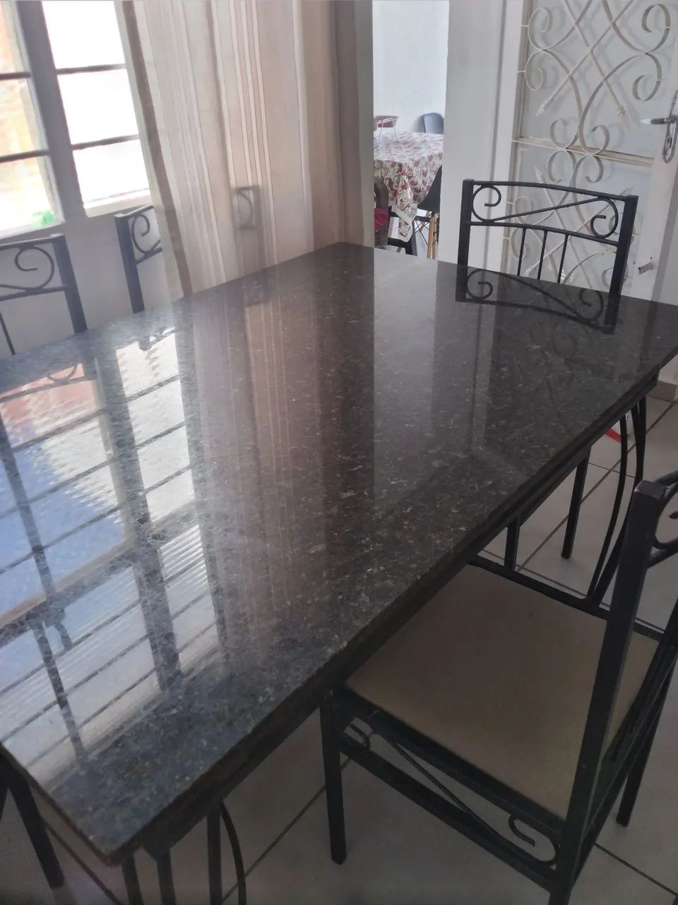 Mesa de ferro com 4 cadeiras tampo de granito - Foto 3