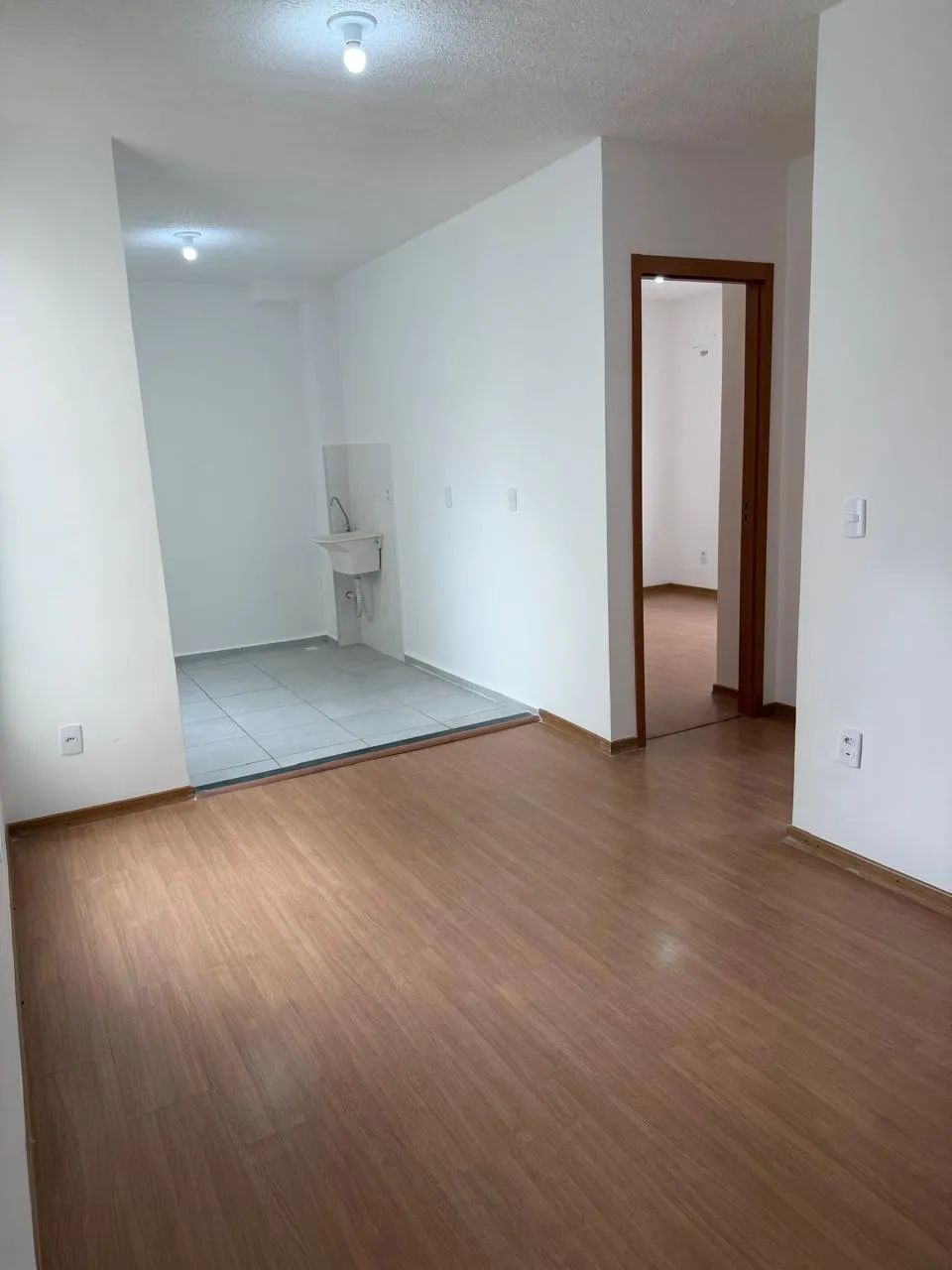 Apto 2 dormitórios, 1 bwc com box, sala, cozinha e área de serviço, sem elevador e com 1 v - Foto 4