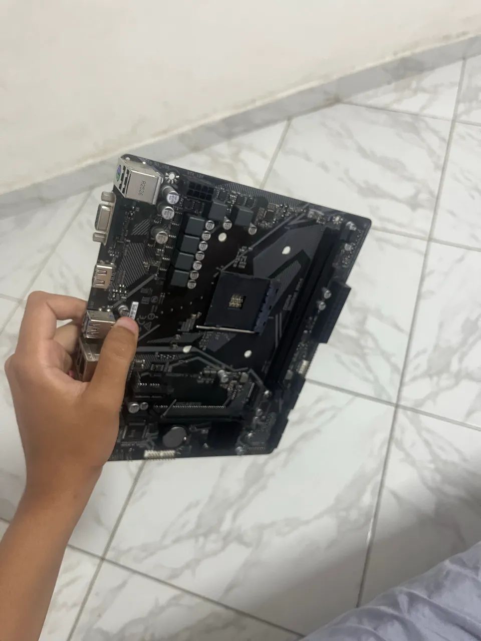 Placa-Mãe Gigabyte A520M K V2 (AM4) - Nova / Perfeita