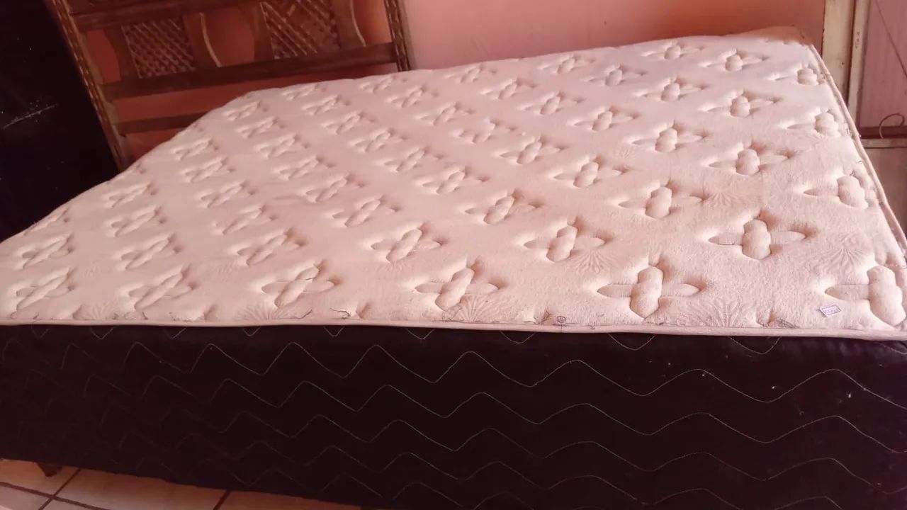 Cama casal Márcia em ótimo estado 