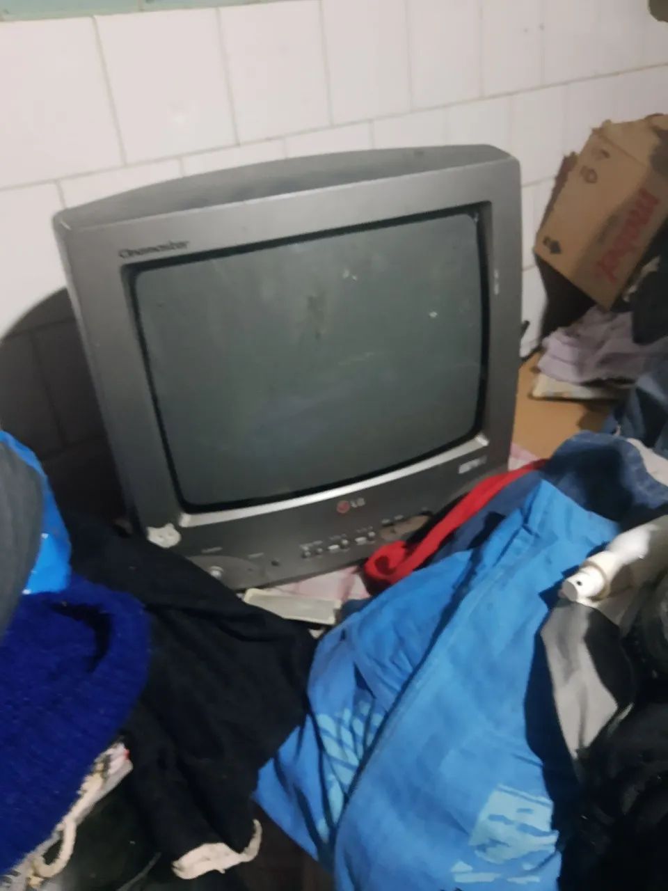 Tv pequena funcionando 