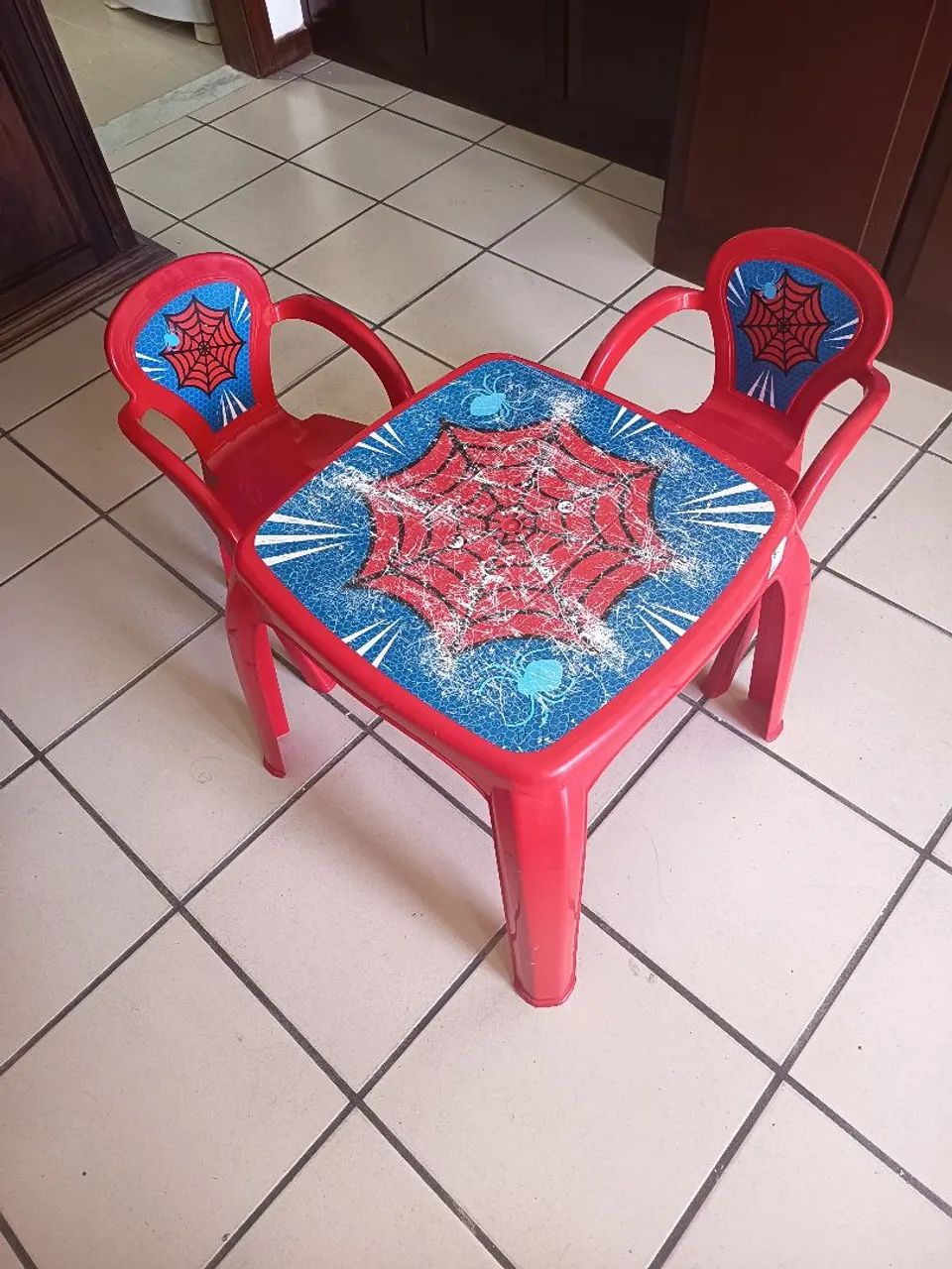 Mesa do homem aranha plástica com 2 cadeiras 