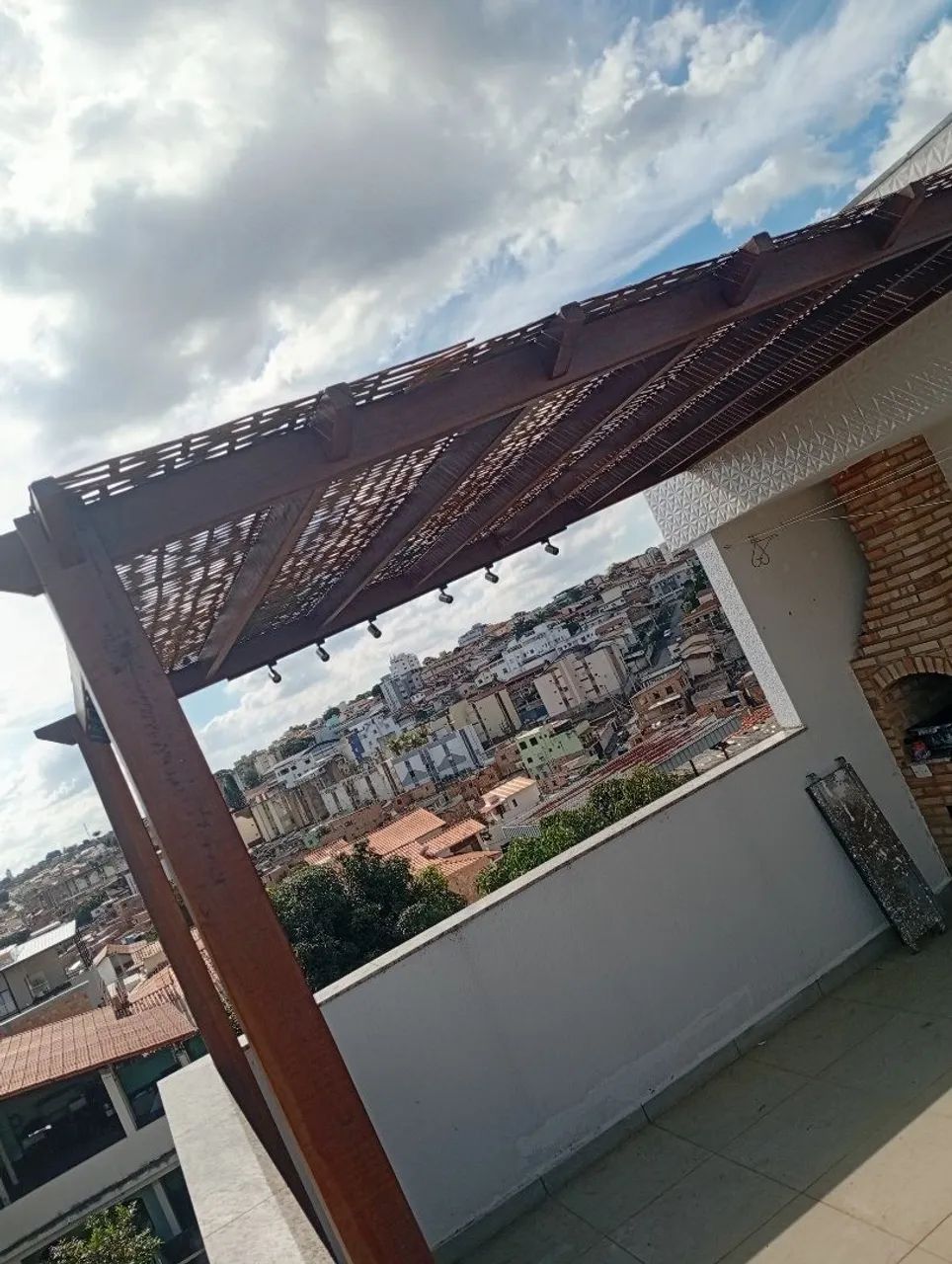 Pergolado de madeira com forro de bambu para área externa  - Foto 3