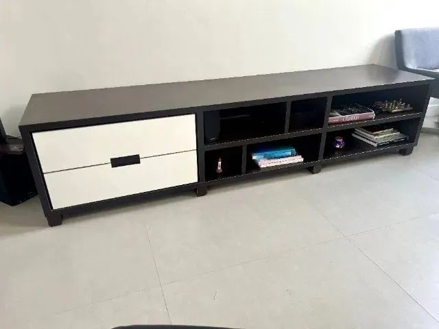 Rack de madeira moderno, em ótimo estado e com duas gavetas largas 