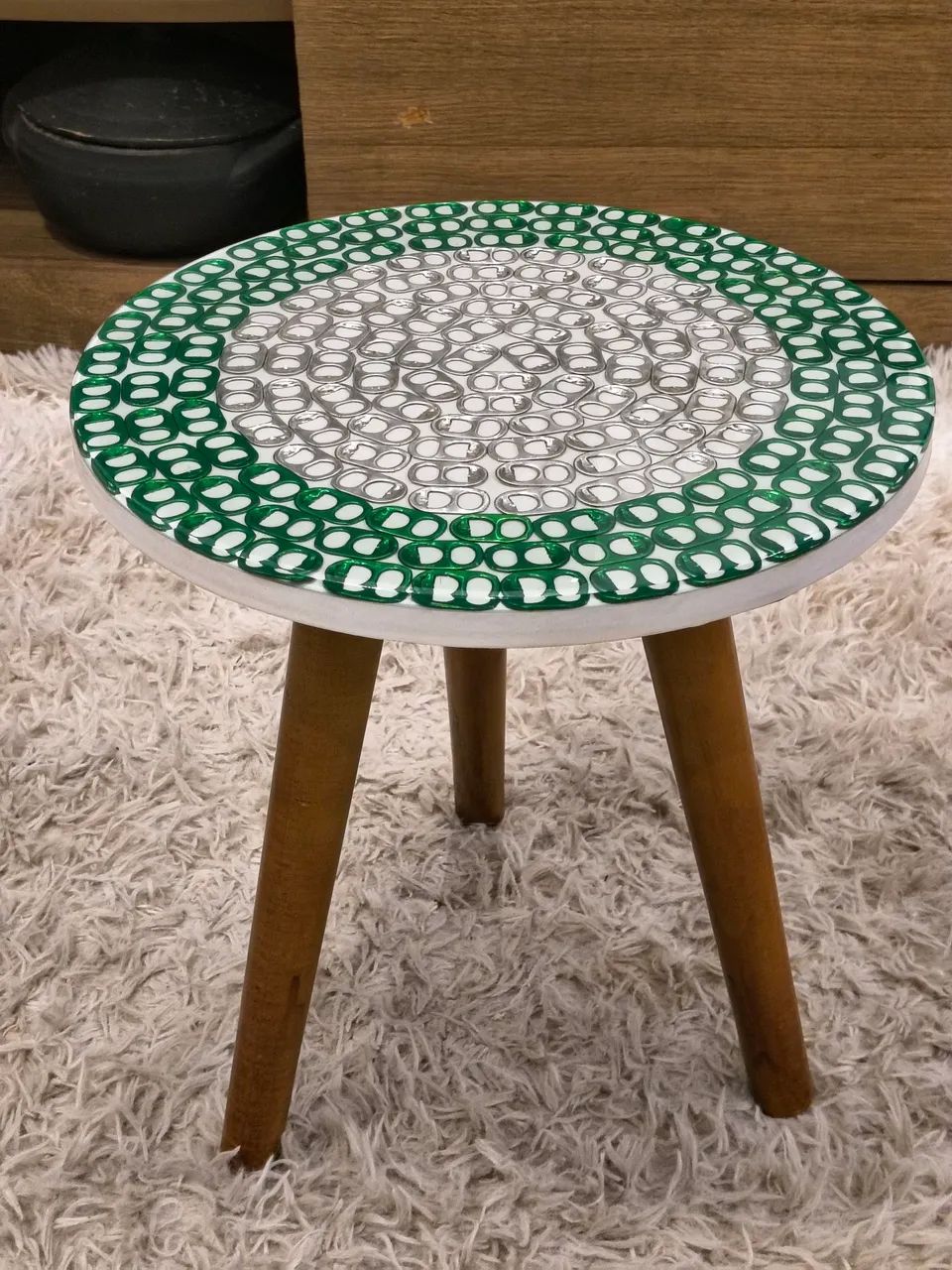 Mesinha de canto com acabamento em resina - Foto 2
