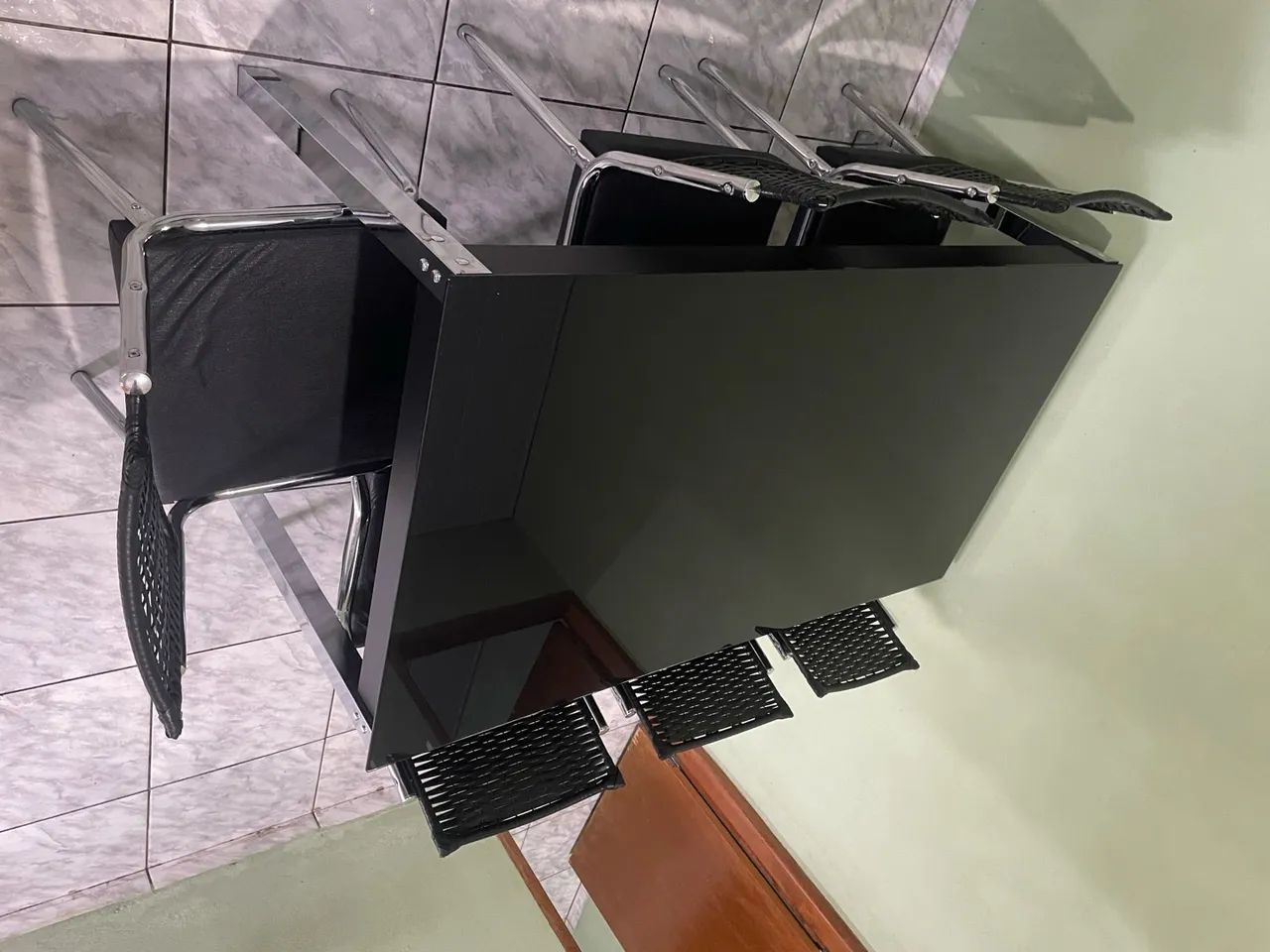 Vendo mesa de jantar com 6 cadeiras. - Foto 4