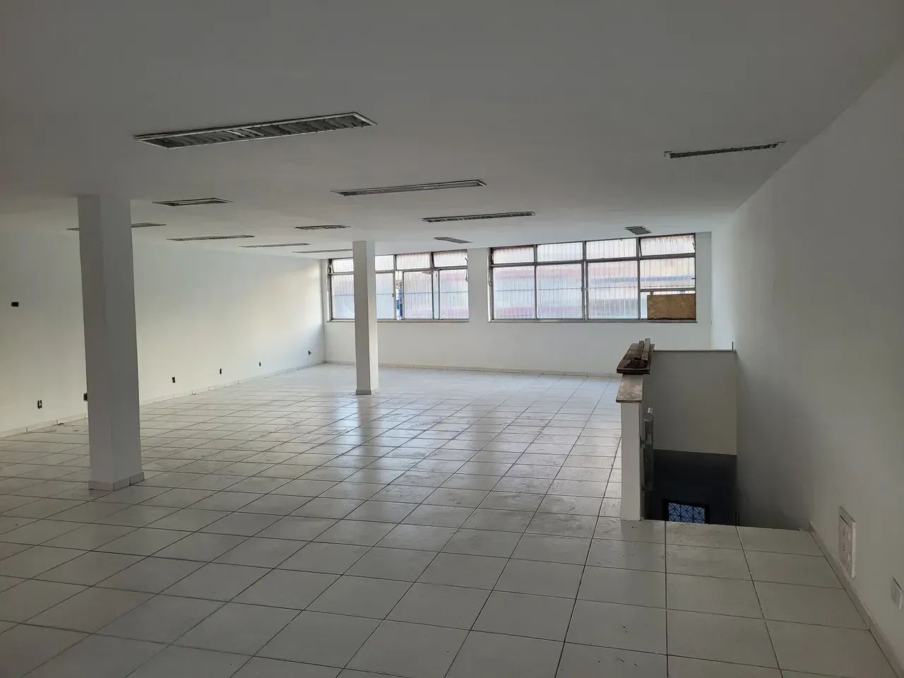 Sobreloja de frente, para locação, com 138 m², em Madureira - Estrada do Portela - Foto 2