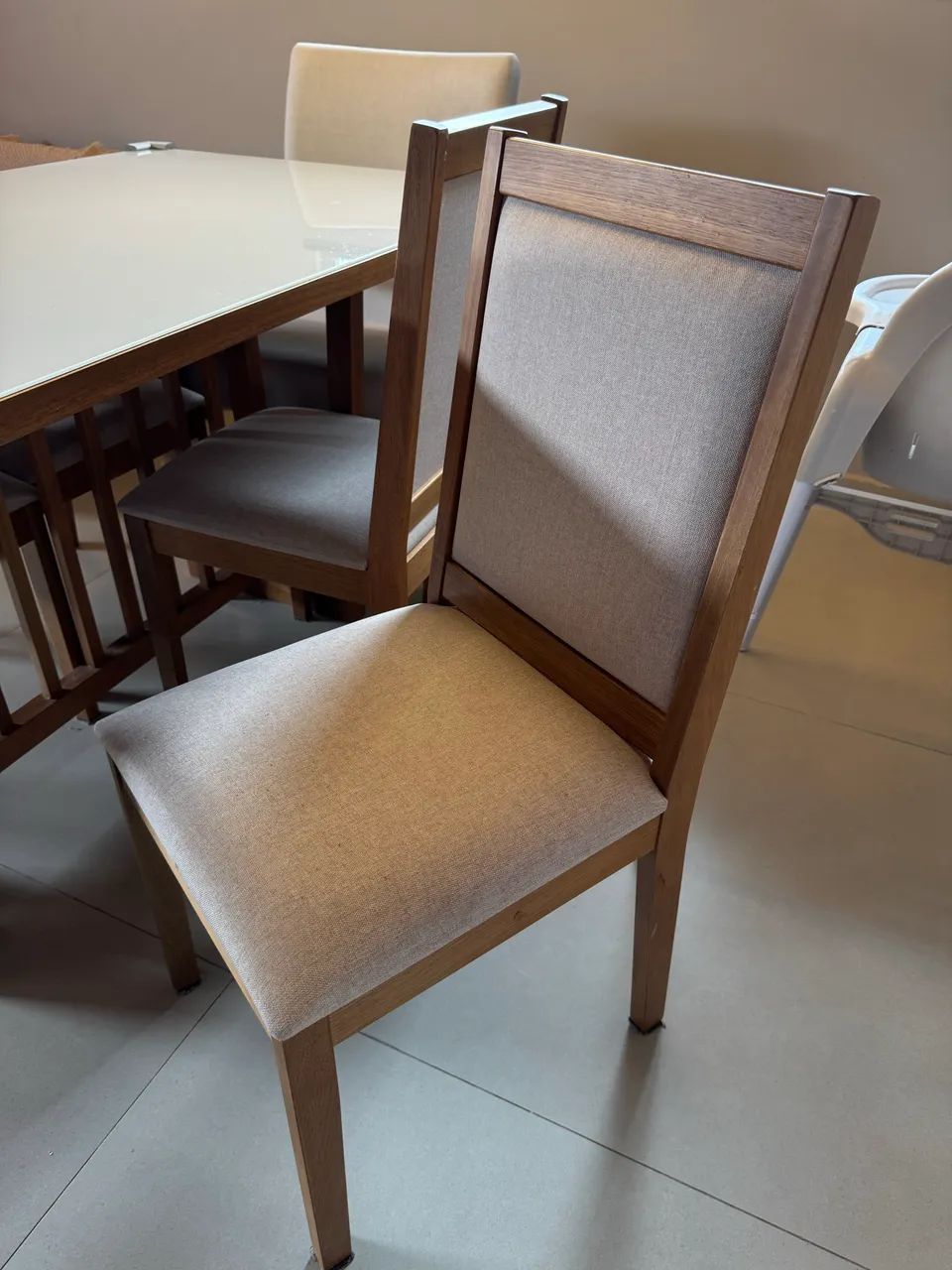 Mesa com cadeiras em madeira e vidro  - Foto 3
