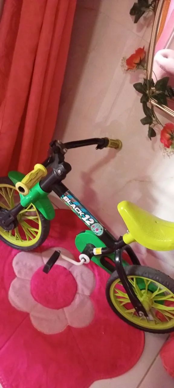 uma bicicleta infantil 