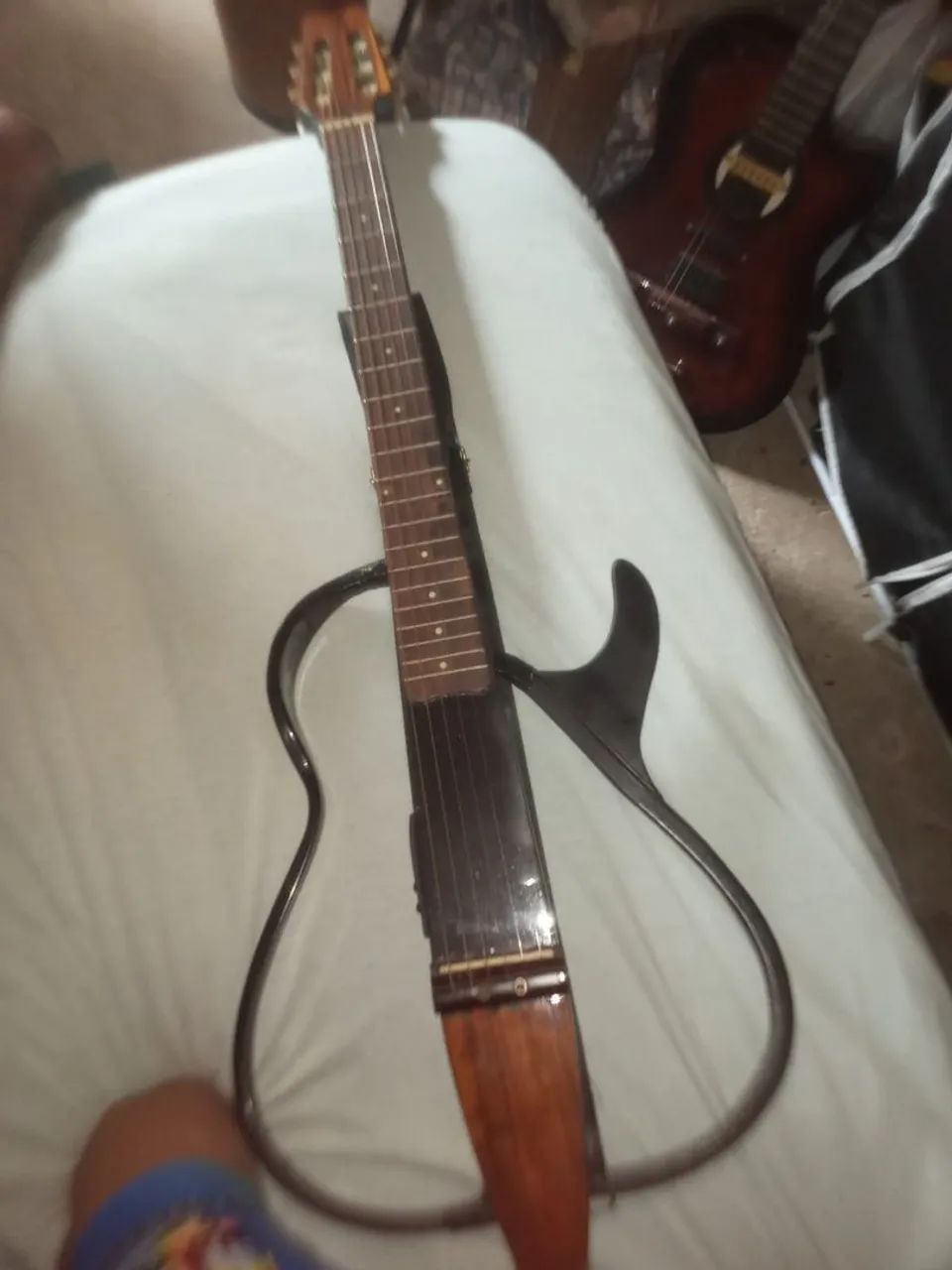 Vendo é um silent guitar genérico inspirado na Yamaha SLG