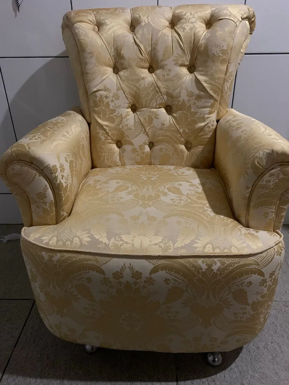 Poltrona444757641948057601