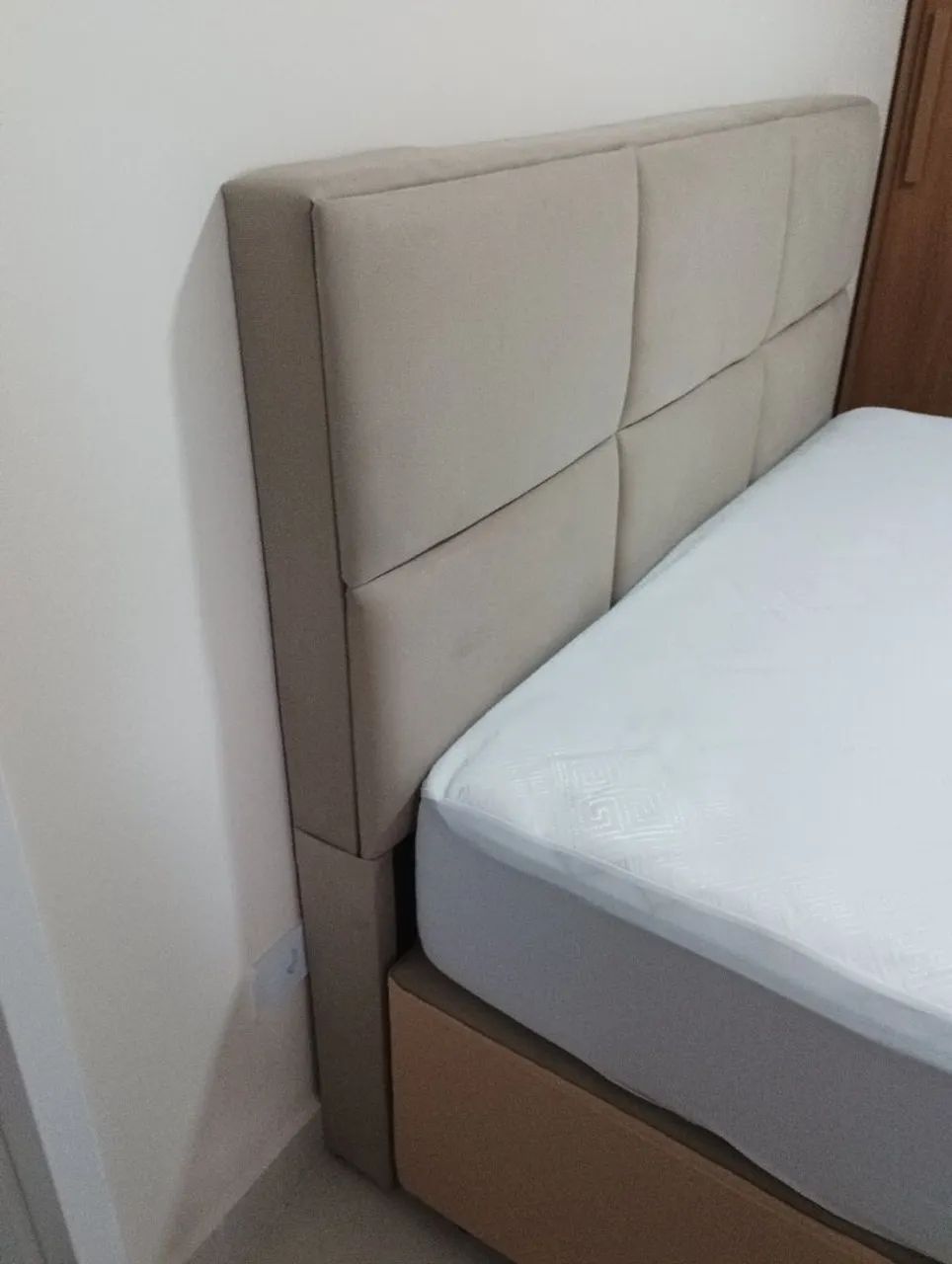 Cabeceira de cama bege aveludada "Queen" nova  - Foto 5