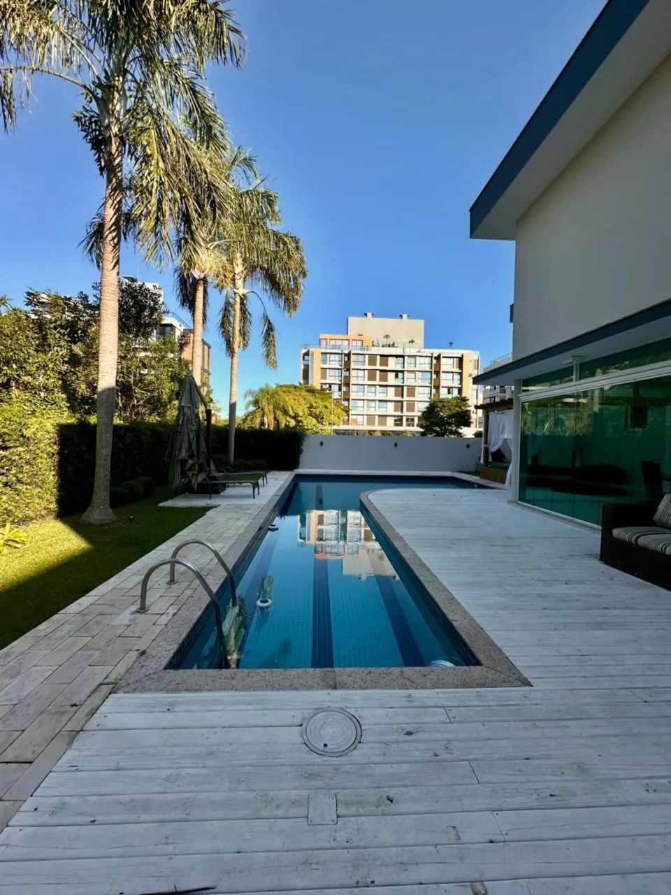 Alugo casa de alto padrão de 5 suítes + escritório com piscina em Jurerê Internacional  - Foto 3