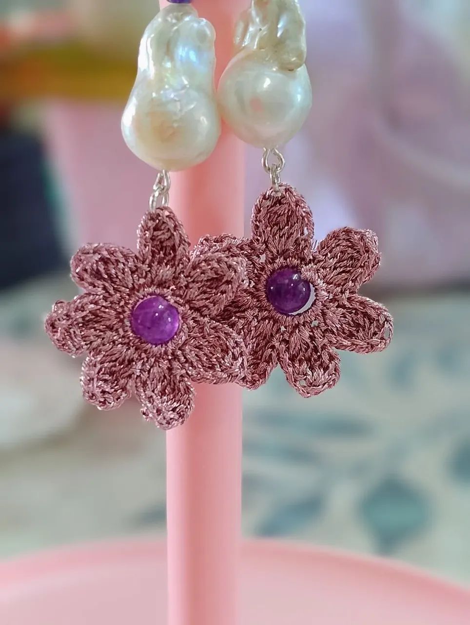 Brincos de crochê com pérolas e ametistas  - Foto 5