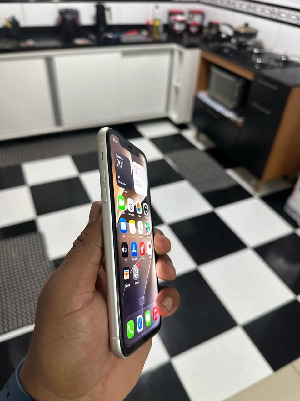 IPhone 11 branco impecável!  - Foto 2