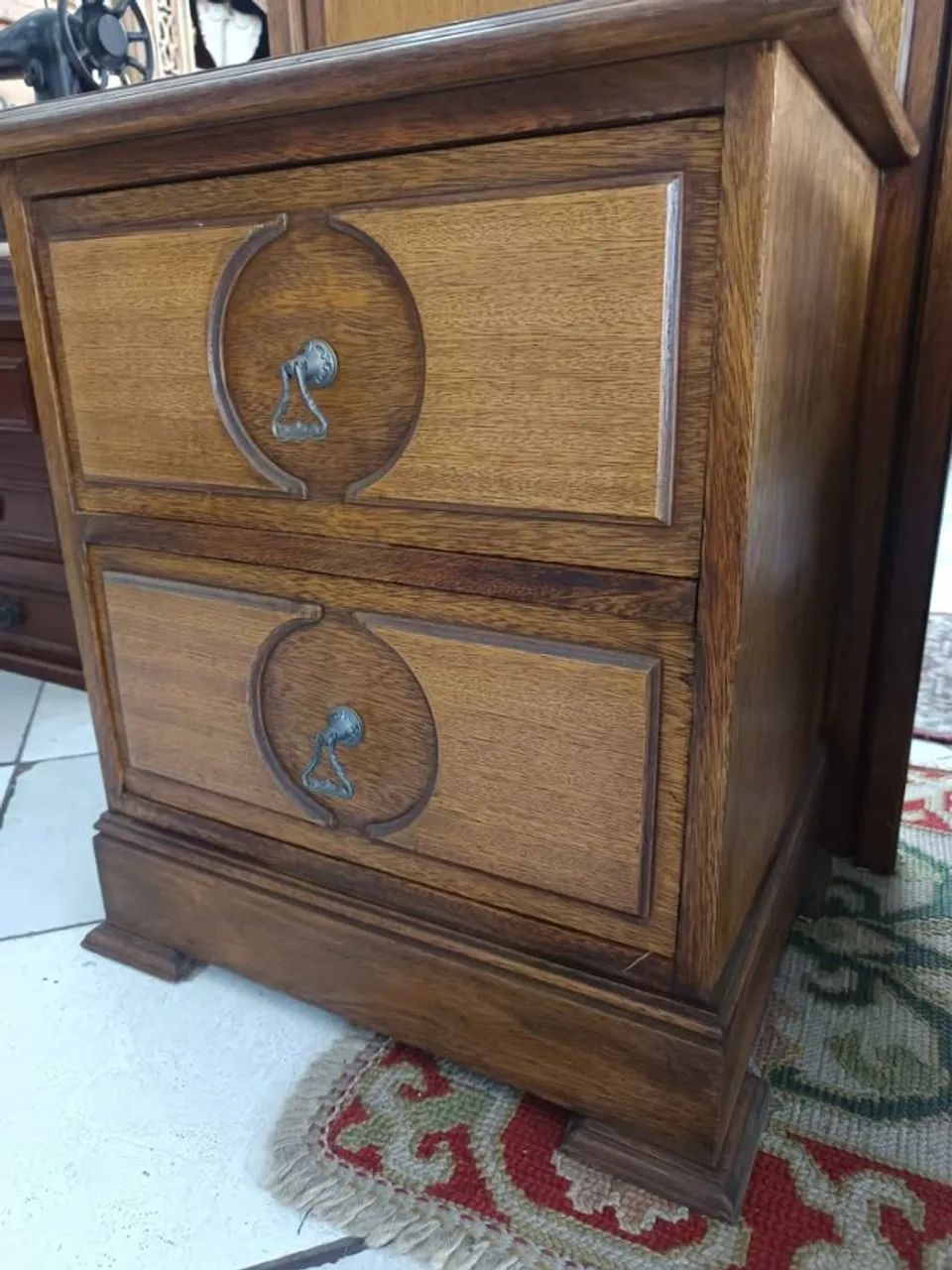 Mesa de Cabeceira antiga com duas gavetas - Foto 3