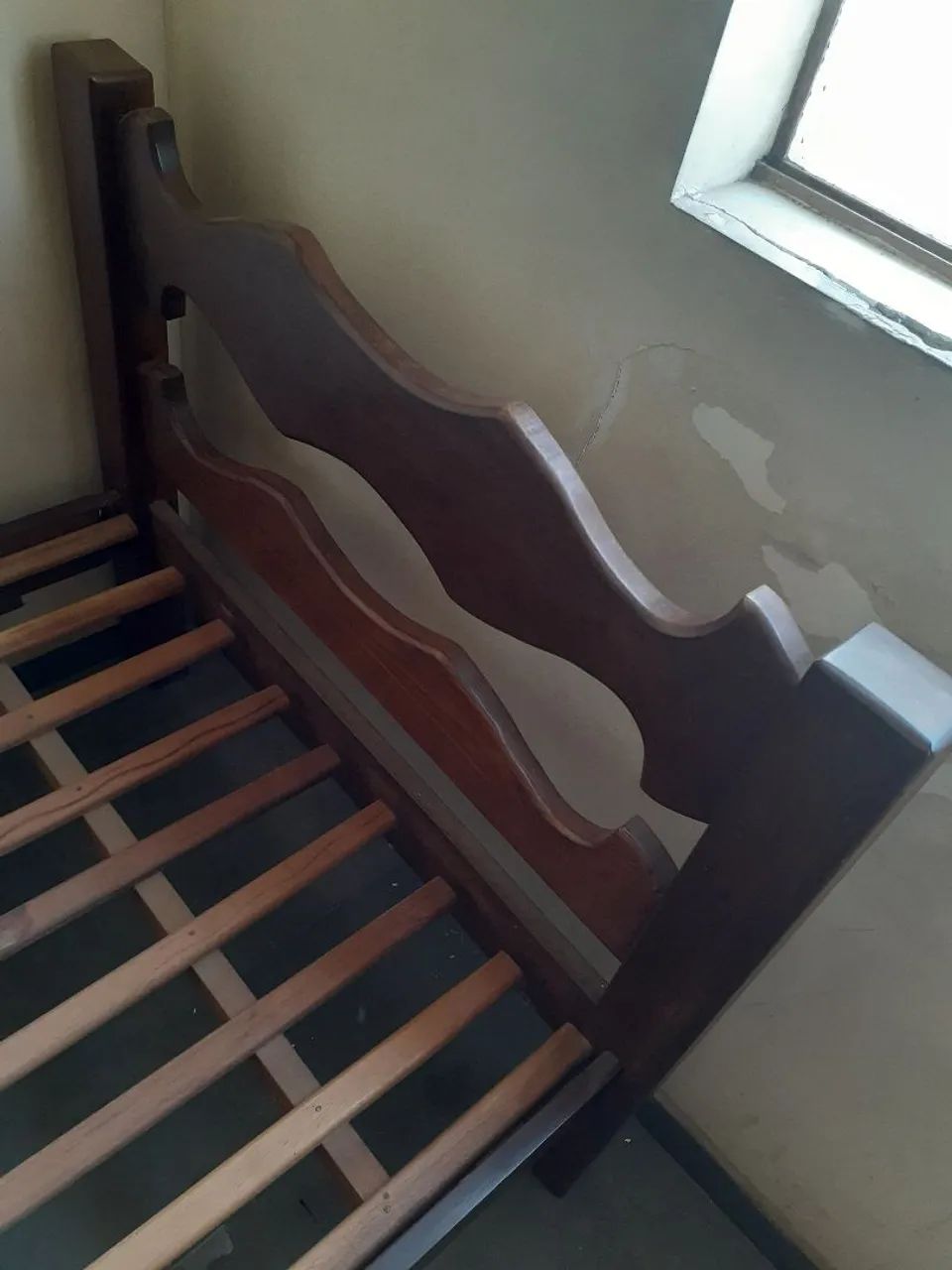 Cama de solteiro madeira sucupira 