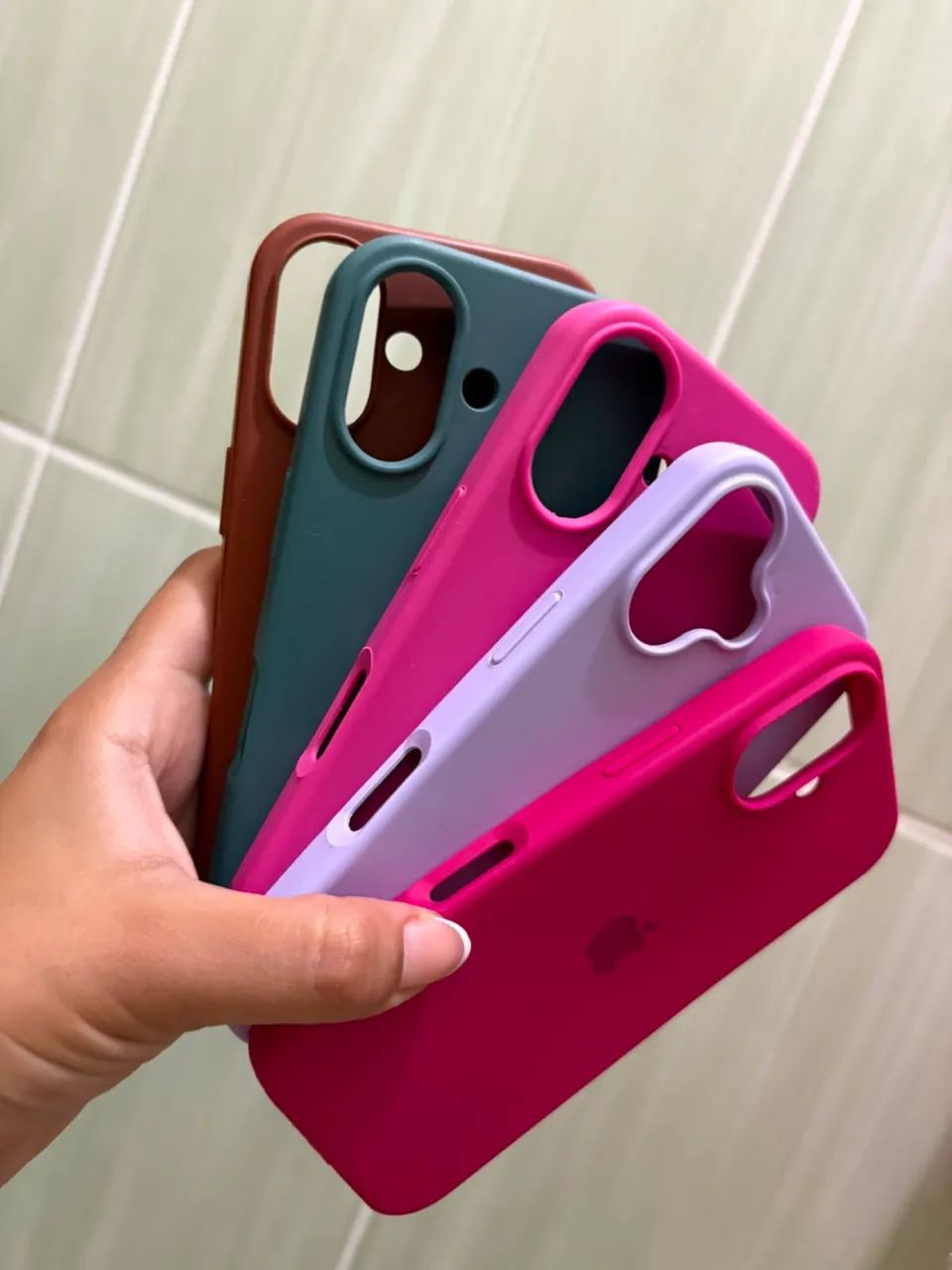 Kit com 5 Capinhas para iPhone 16 - Seminovas