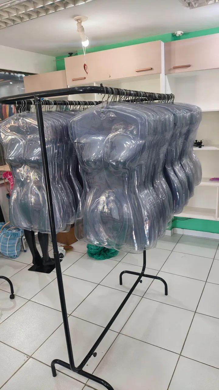 Cabide silhueta feminina transparente  - Foto 4