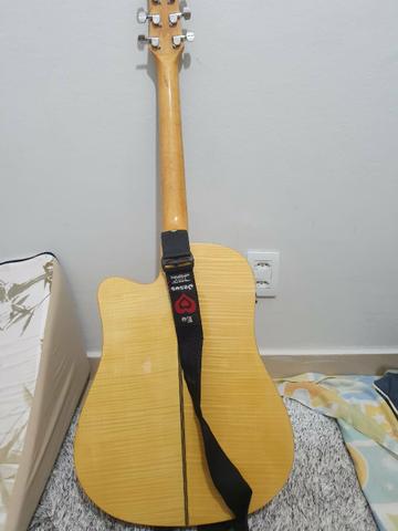 Violão com afinador