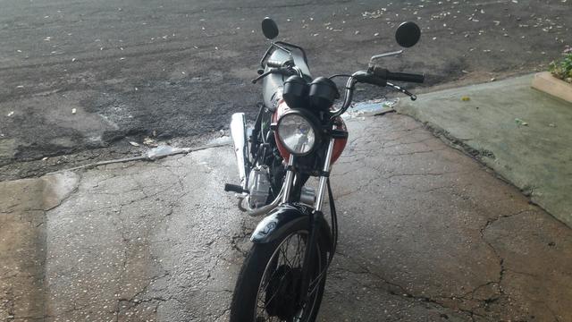 Vendo ou troco lê o anúncio carro e moto - Foto 2