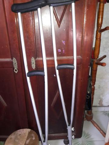 Vendo esse par de muleta semi nova bem conservada