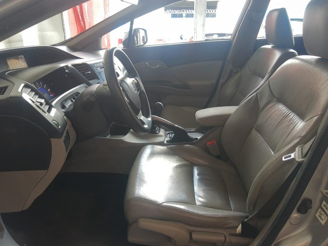 Civic 1.8 LXS Manual 15/16 (Veiculo possui passagem por leilão de financeira ) - Foto 8