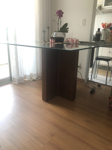 Mesa com tampo de vidro