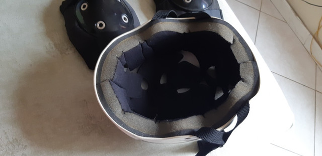 Kit de proteção Tracker (joelheira e cotoveleira) e Six Trucks (Capacete) - Adulto - Foto 4