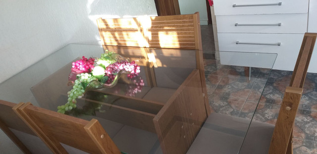 Jogo de mesa com 6 cadeiras