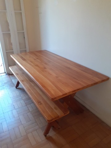 Vendo mesa de madeira com 01 banco - 8 lugares (excelente estado) - pra retirar - Foto 3