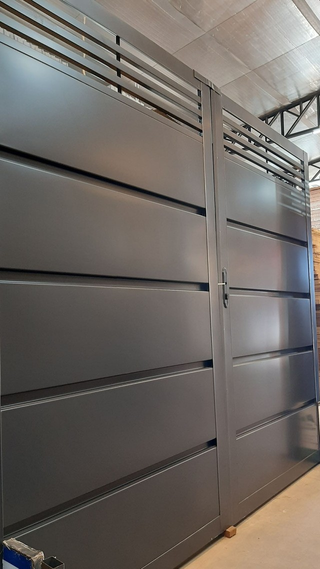 Portão de garagem.64850322969218121