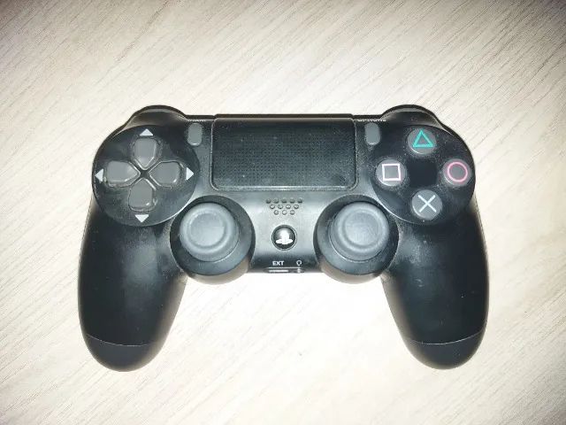 PS4 Fat - 500gb - 1 controle e 4 jogos