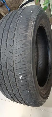 Um pneu 235/55/17 Firestone