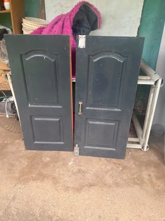 Par de Portas de Madeira Usadas - um lado preto e outro branco - Foto 2