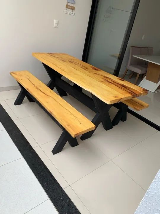 Mesa toda em madeira com base em (X) 