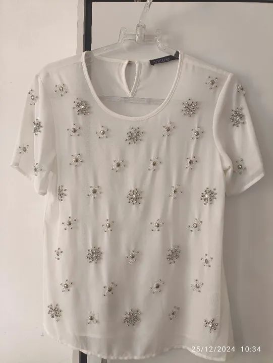 Blusa branca com pedrarias