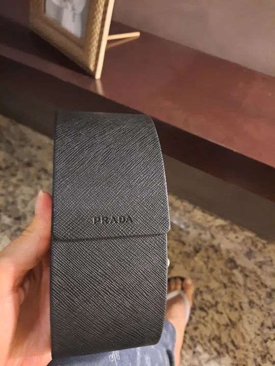 Óculos Prada com logotipo e lentes marrons - Foto 5