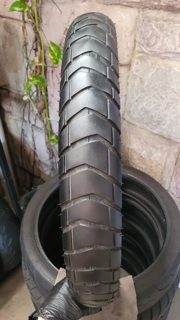 Pneu dianteiro metzeler meia vida 90/90/21 pra xre300, lander, tornado, sahara